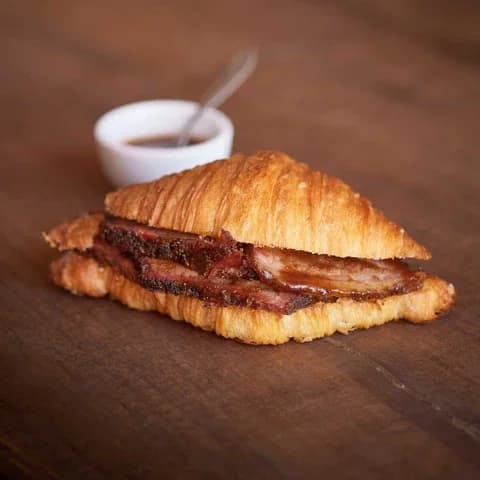 Croissant com Brisket